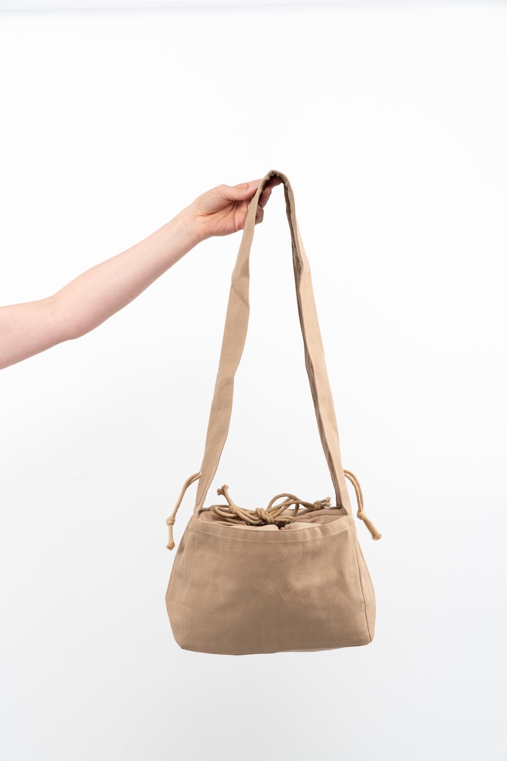 Ruffle shopper - lysebrun